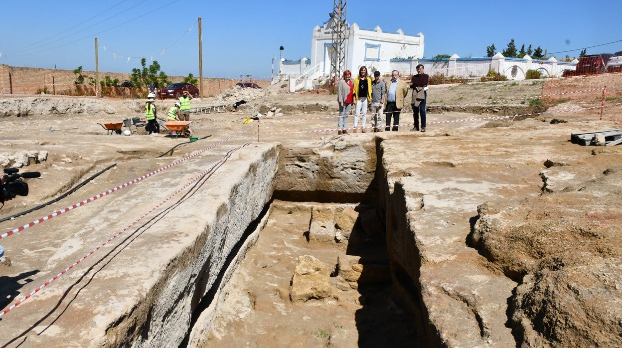 Visita de la alcaldesa de Osuna al yacimiento descubierto recientemente