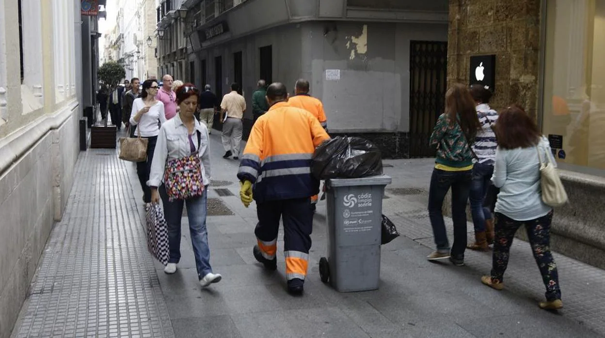 El contrato de limpieza y recogida de basuras de Cádiz, caducado desde hace seis años.