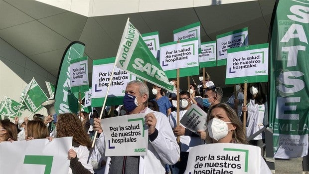 Los sanitarios alertan del repunte de contagios entre sus filas: 800 positivos en Cádiz en abril