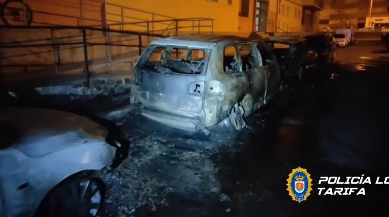 Arden varios coches de madrugada en Tarifa