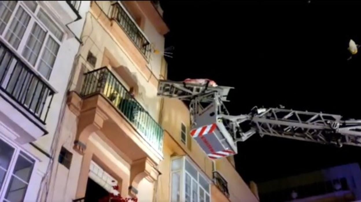 Bomberos de Cádiz ayudan al traslado de una vecina de Canalejas al hospital