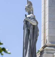 El monumento a Las Cortes de Cádiz recupera su espada con una copia de la original que se desprendió