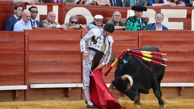 Morante y Roca Rey pasean sendos trofeos en el cierre de la Feria de Jerez