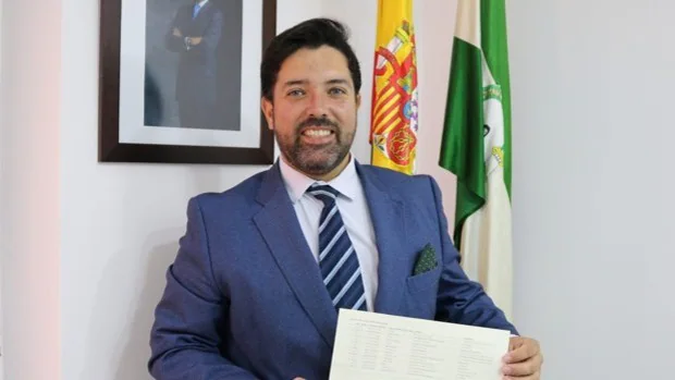 El alcalde de Lora del Río se somete a una cuestión de confianza tras perder la mayoría en el pleno