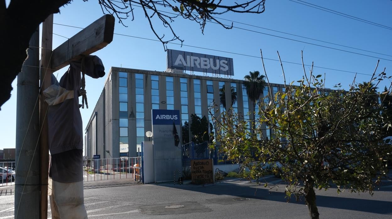 Acceso a la planta de Airbus Puerto Real, donde se aprecian los restos de las protestas contra su cierre