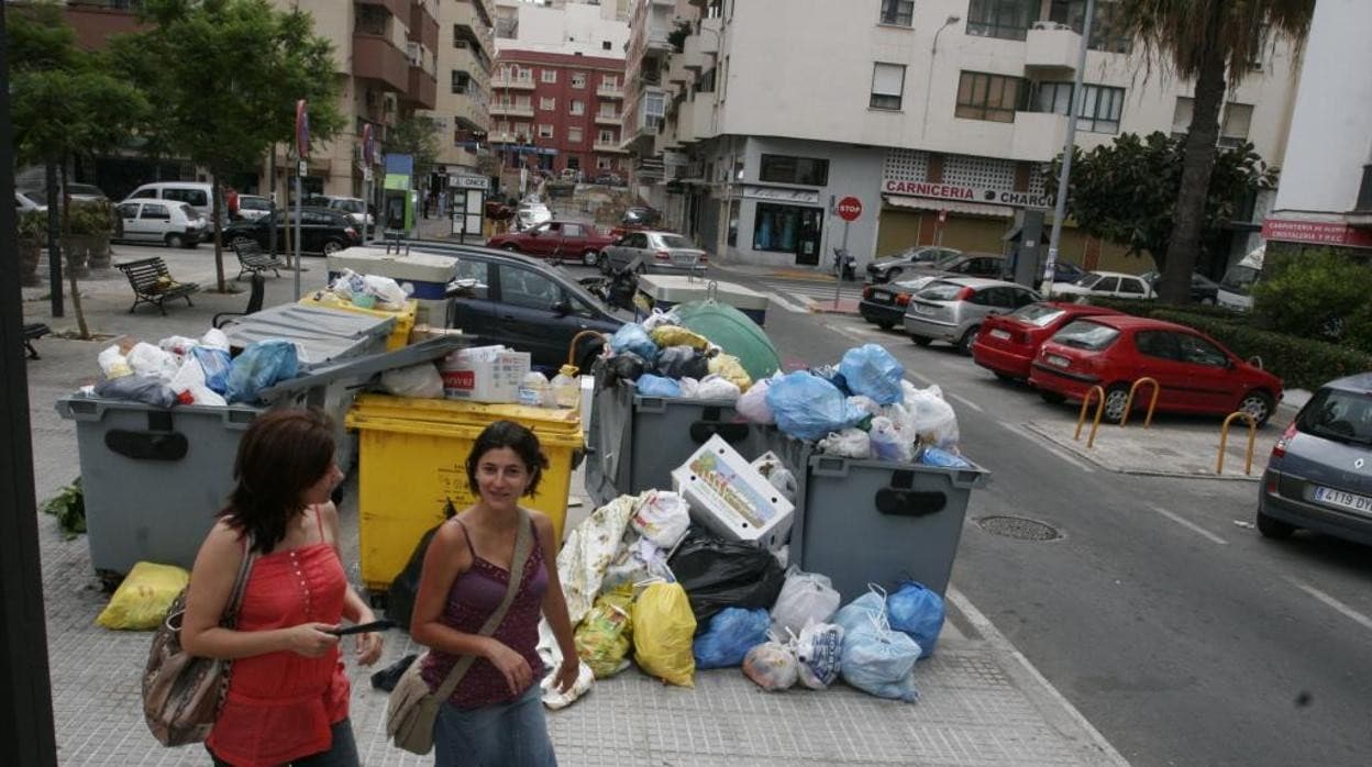 Basura acumulada en el gaditano barrio de La Laguna durante una huelga de basuras precedente.