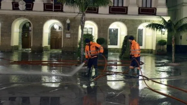 El callejón sin salida del contrato de la limpieza de Cádiz tras seis años de retraso