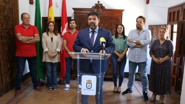 El PSOE de Sevilla presiona con una moción de censura en Lora si el PP no expulsa a sus ediles díscolos de Palomares