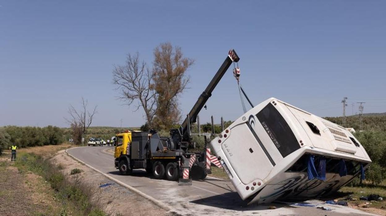 El autobús accidentado en Pedrera, intentando ser remolcado por los bomberos