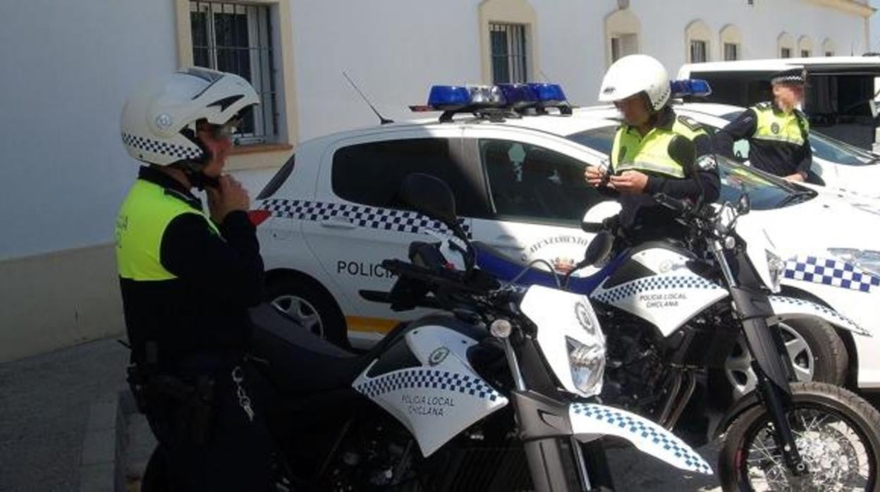 La Policía Local de Chiclana procedió a la detención de los dos varones en la jornada del martes