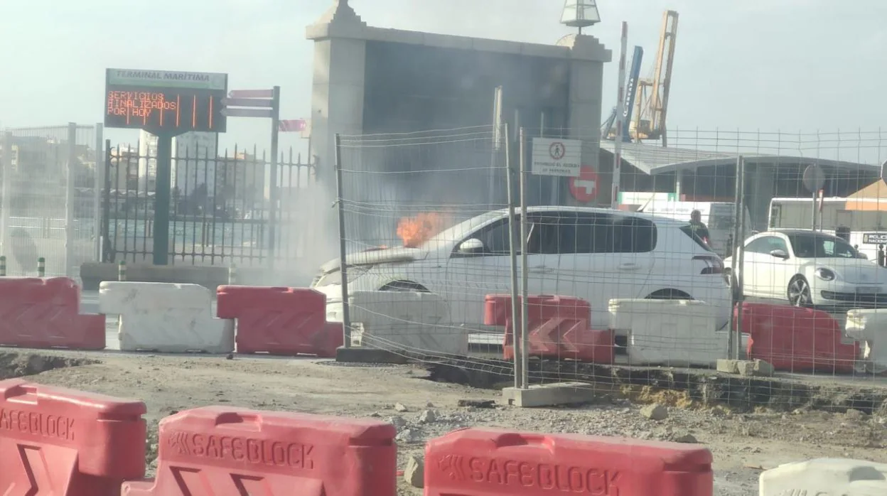 El coche ardiendo en el centro de la capital gaditana.