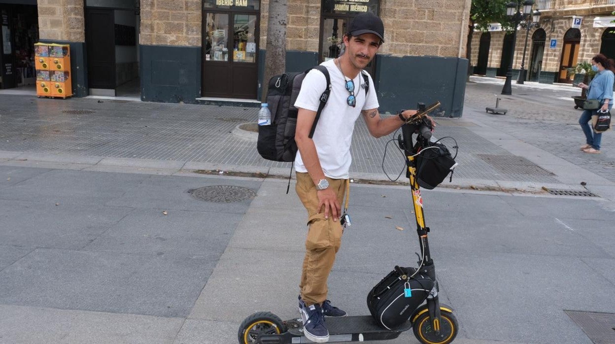 Ismael lleva algo más de medio año repartiendo pedidos a domicilio por Cádiz.