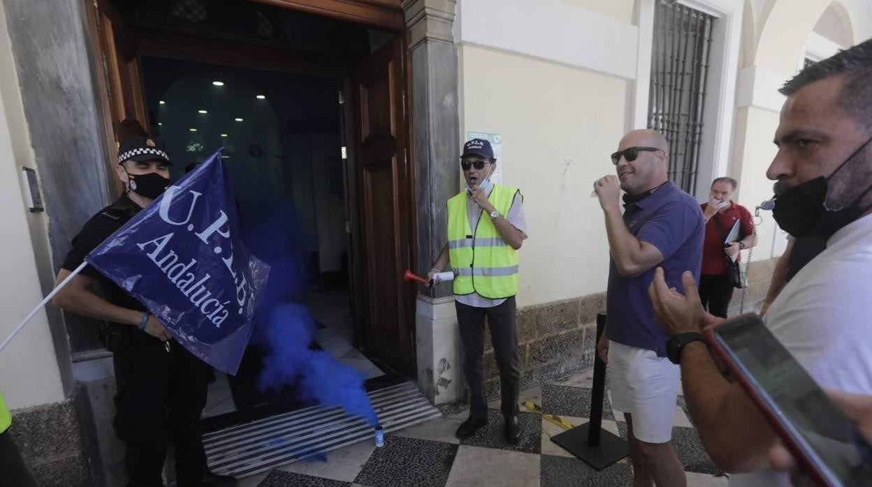 Protesta de los sindicatos de la Policía Local ante el Ayuntamiento de Cádiz en junio de 2021.