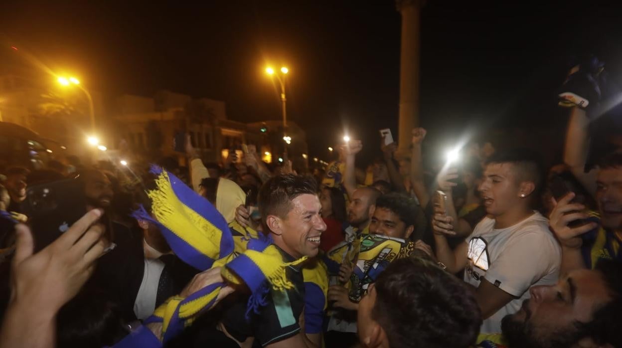 Rubén Alcaraz, rodeado de seguidores a su llegada a la fuente de las Puertas de Tierra.