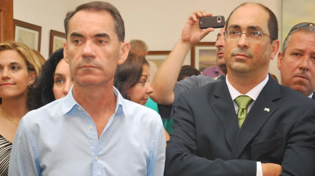 El exalcalde y el alcalde de Villamartín, José Luis Calvillo y Juan Luis Morales, ambos procesados, en una foto de archivo.