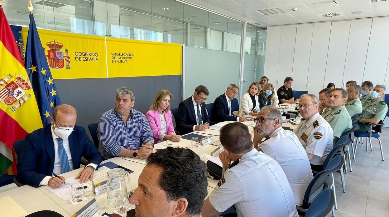 Momento de la reunión en Huelva de las autoridades y las Fuerzas de Seguridad del Estado