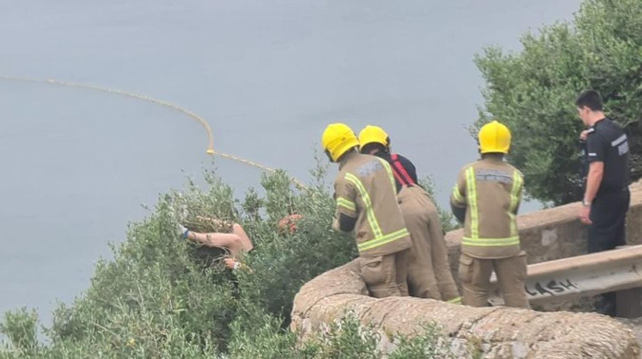 El hombre, que quedó colgando de un árbol.