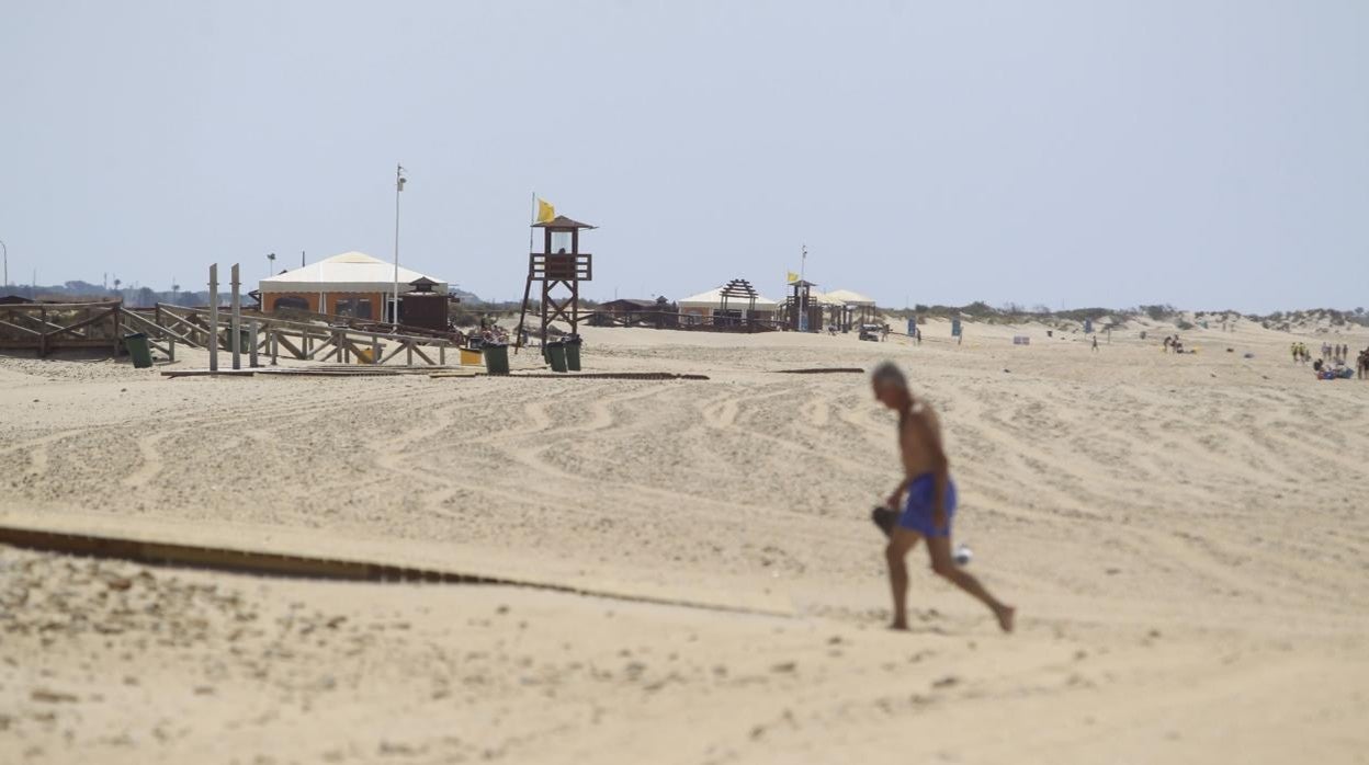 El viento fuerte de levante hará molesto estar en la playa.