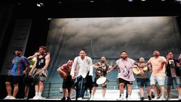 Chirigota 'Los de Cádiz Sur' sobre el escenario del Gran Teatro Falla.