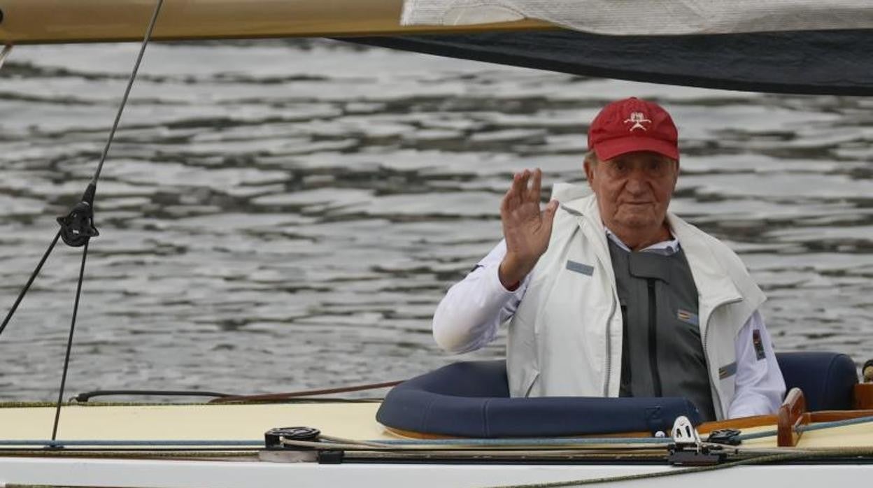 El Rey emérito Juan Carlos I a bordo del 'Bribón', este sábado.