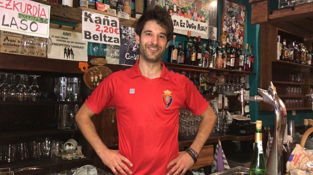 Martín, al frente del bar en el que trabaja en Vitoria.