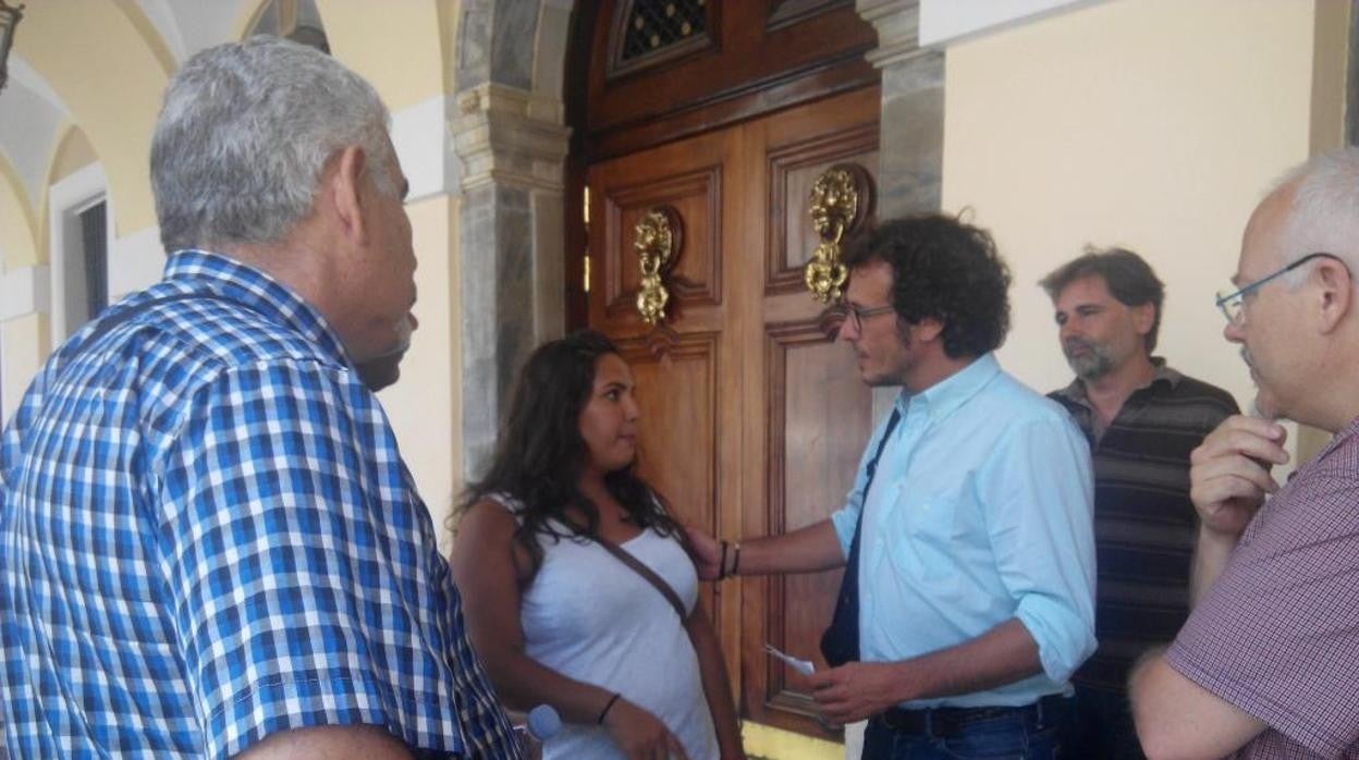 Demetrio Quirós, justo tras el alcalde en un encuentro con varios vecinos a las puertas del Ayuntamiento.