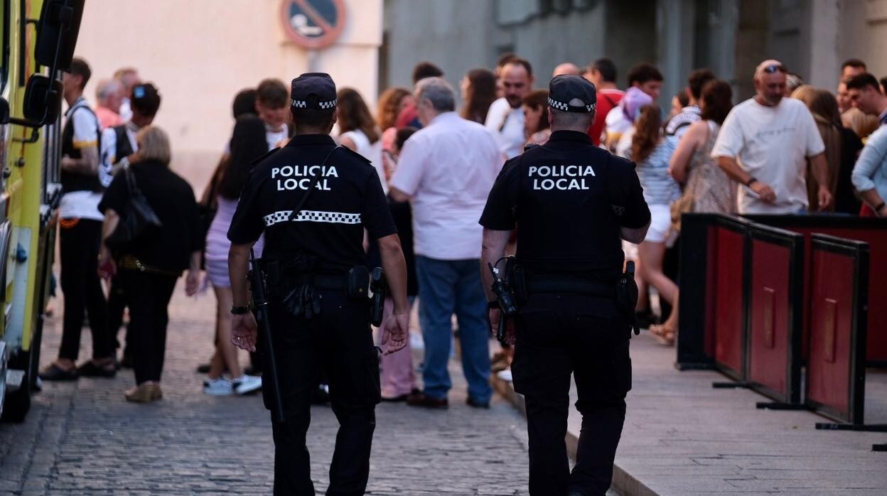 Dos policías locales, en la tarde de este jueves en los alrededores del Gran Teatro Falla.
