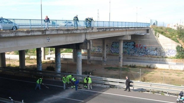 Muere un hombre en San Fernando tras desmayarse en el puente de la Casería