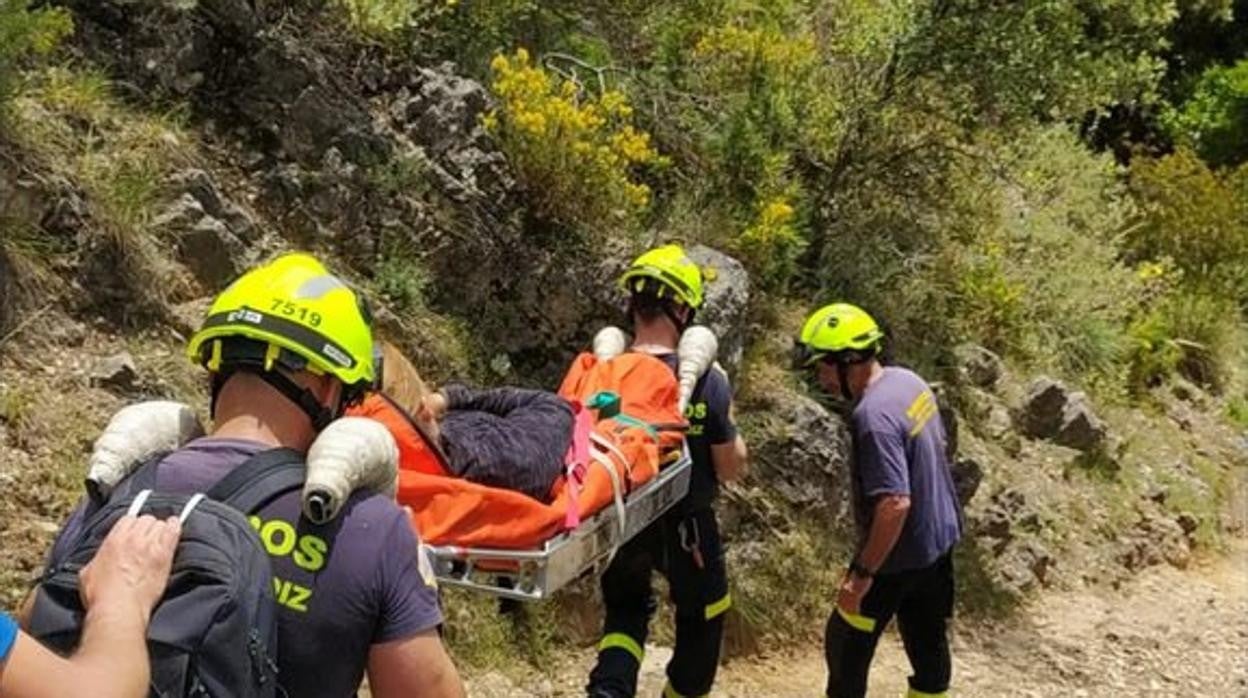 Rescatan a una mujer tras sufrir una caída en el sendero del Torreón en Ubrique