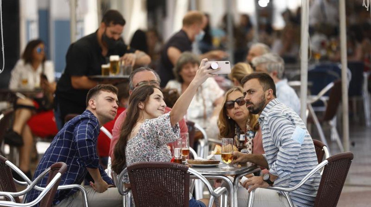 Un grupo de personas en la terraza de un bar