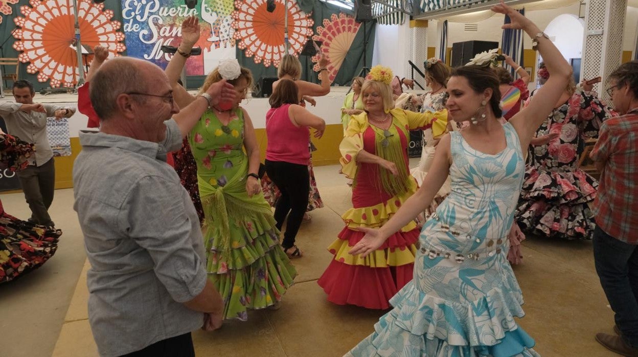 Baile por sevillanas en la feria portuense.