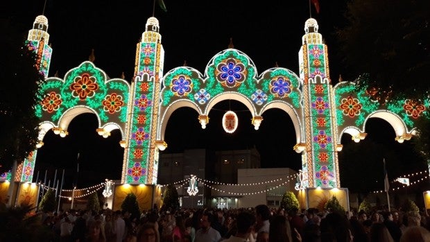 Una fiesta por sevillanas en la portada precederá al encendido de la Feria de Alcalá de Guadaíra 2022