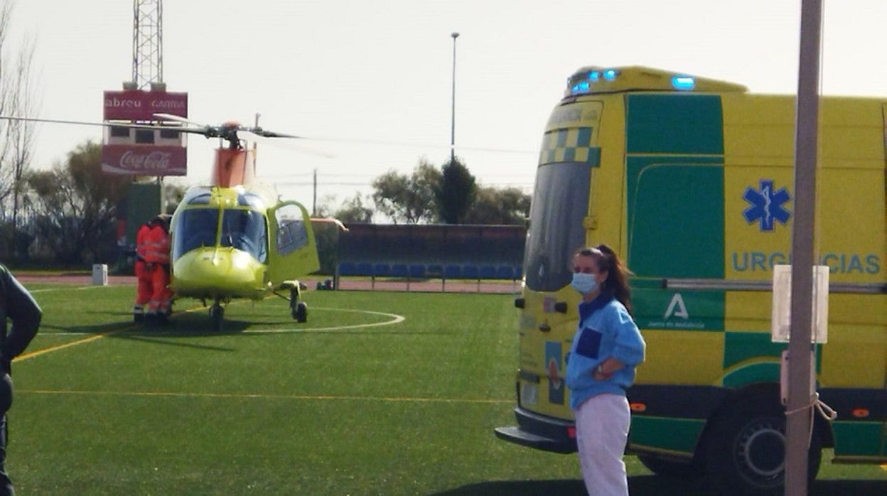 Helicóptero y ambulancia de los servicios de emergencias del Servicio Andaluz de Salud