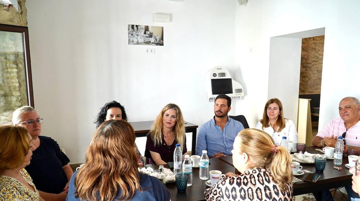 Ana Mestre reunida con un grupo de mujeres en Medina