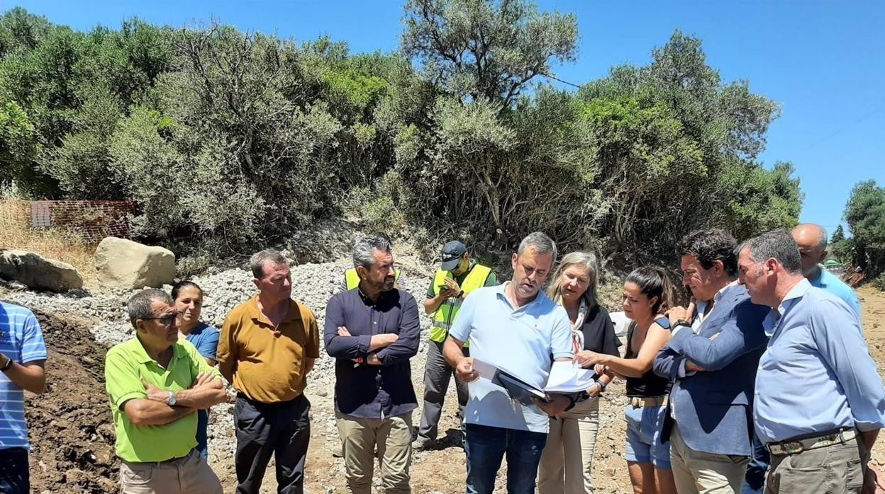 Visita de la Junta a las actuaciones de restauración del cauce del arroyo Celemín en Benalup.