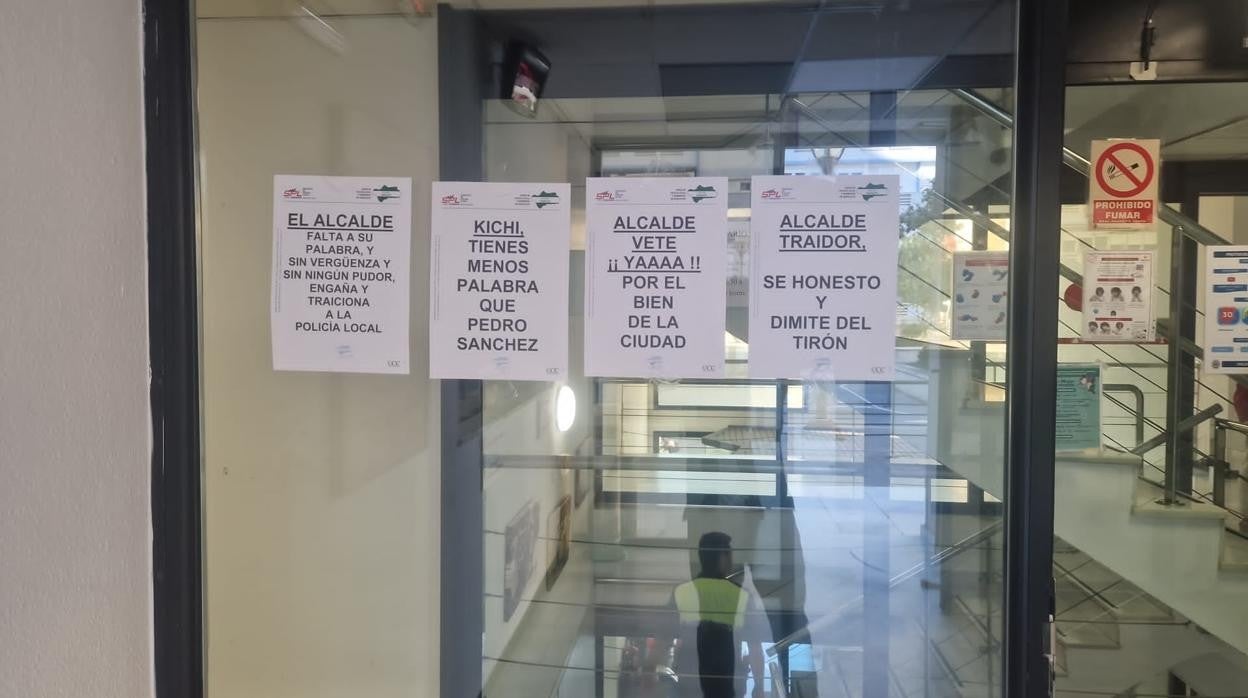 Carteles en los que la Policía Local pide a Kichi que dimita.