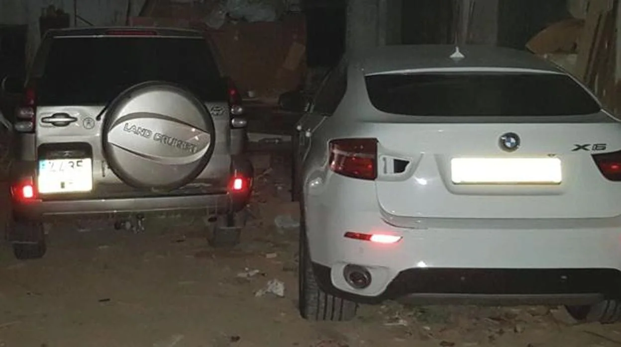 Dos coches recuperados en una operación policial en La Línea que habían sido robados.
