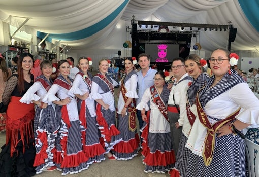 José Alberto Cruz, Delegado de fiestas, junto a las Chiclaneras de la feria 2022