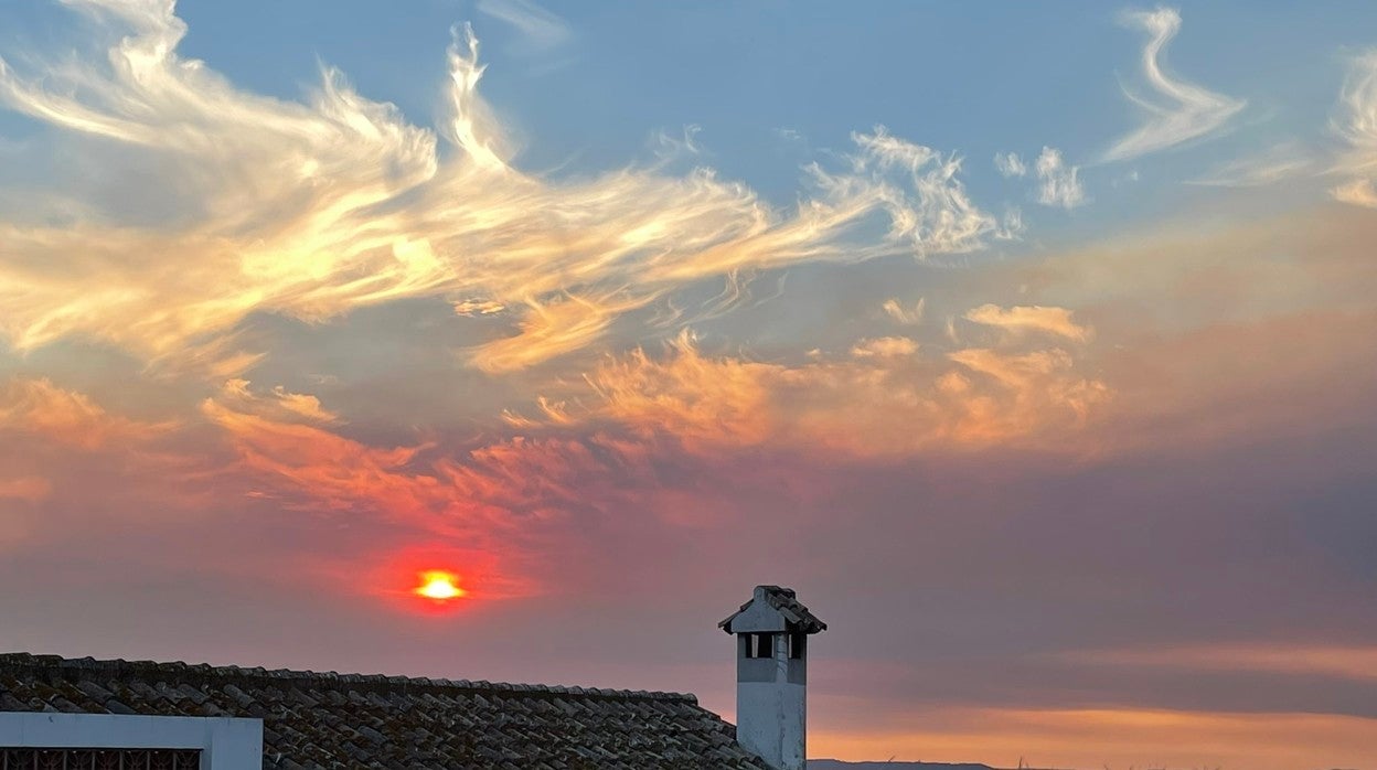 El cielo en Cádiz se tiñe de rojo por el incendio en Málaga