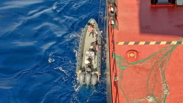 Rescatan una neumática con cuatro españoles en aguas no nacionales, dos de ellos gaditanos