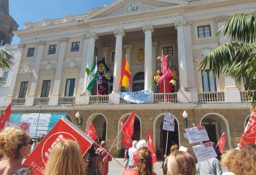 la Policía Local ha desplegado una pancarta en el balcón del Ayuntamiento.