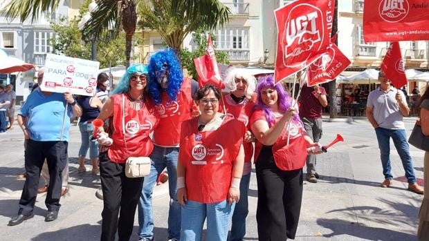 Colorida y encendida protesta de UGT contra Kichi exigiéndole que «a igual trabajo, igual salario»