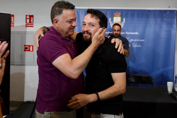 Pablo Iglesias entra en campaña presentando su libro en San Fernando