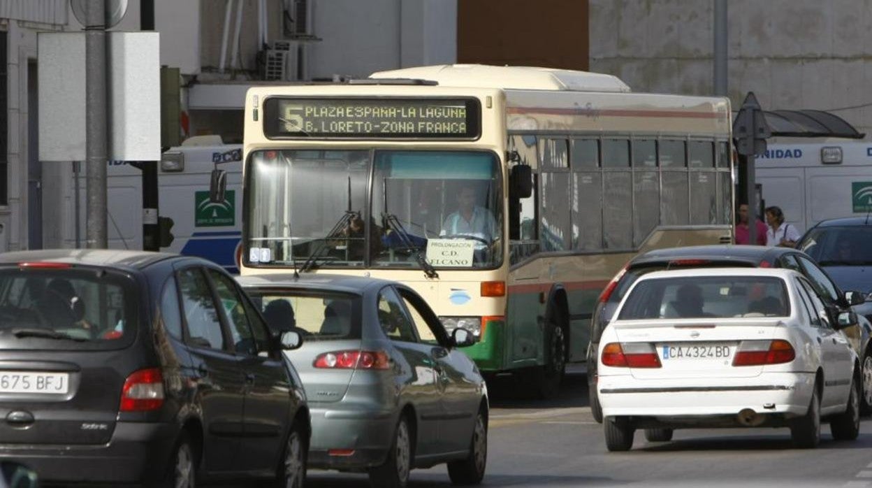 Sale a licitación el contrato para regular el tráfico en Cádiz y para la señalización vertical y horizontal