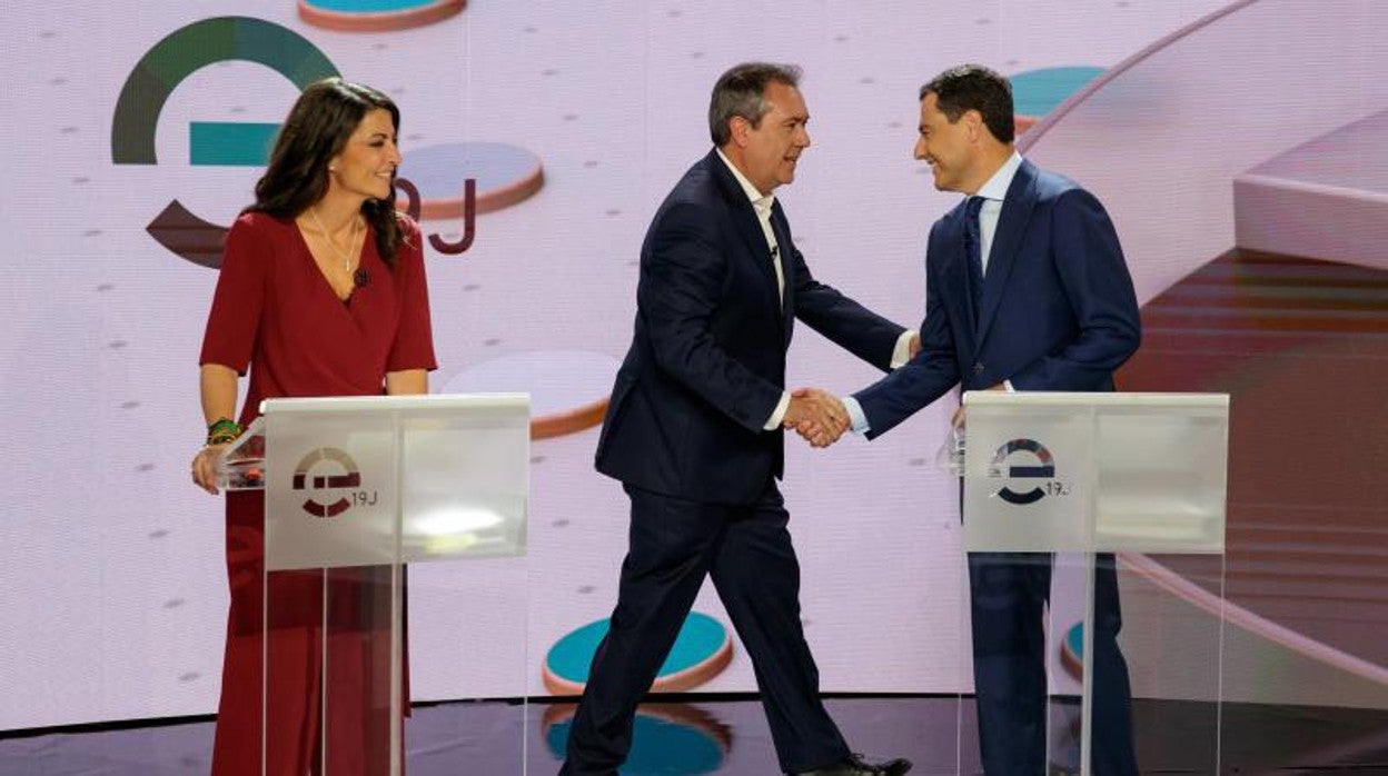 Olona mira como Juanma Moreno Bonilla y Juan Espadas se saludan en el debate del lunes.