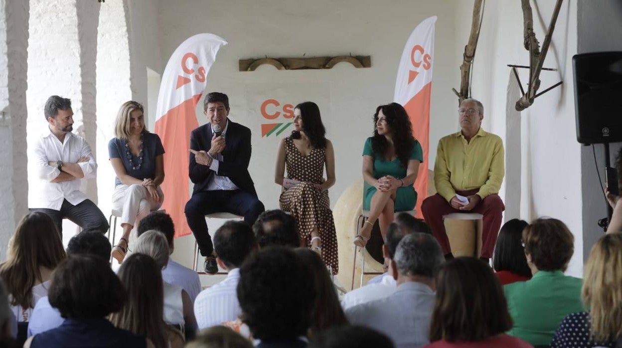 La plana mayor de Ciudadanos, en un acto de cierre de campaña en Sanlúcar.