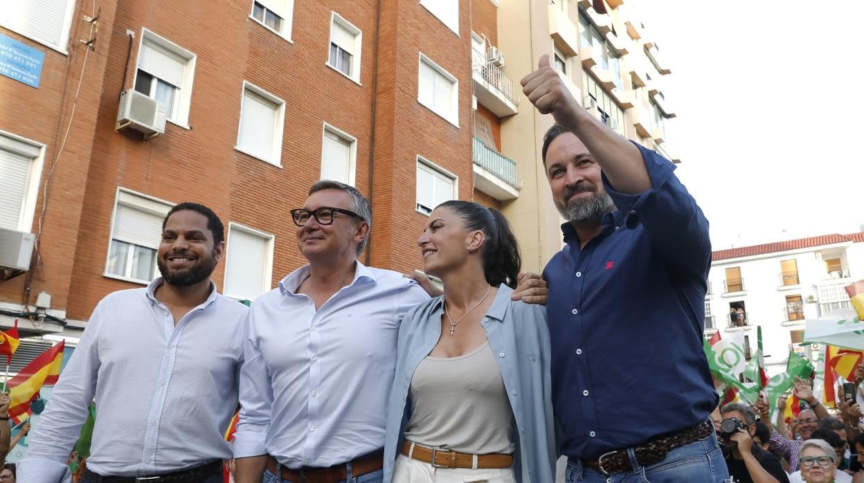 De izquierda a derecha: Ignacio Garriga, presidente de Vox en Parlamento de Cataluña, Manuel Gavira, cabeza de lista por Cádiz, Macarena Olona, candidata a la presidencia de Andalucía por Vox y Santiago Abascal, presidente de Vox, este jueves en un acto electoral en Algeciras.