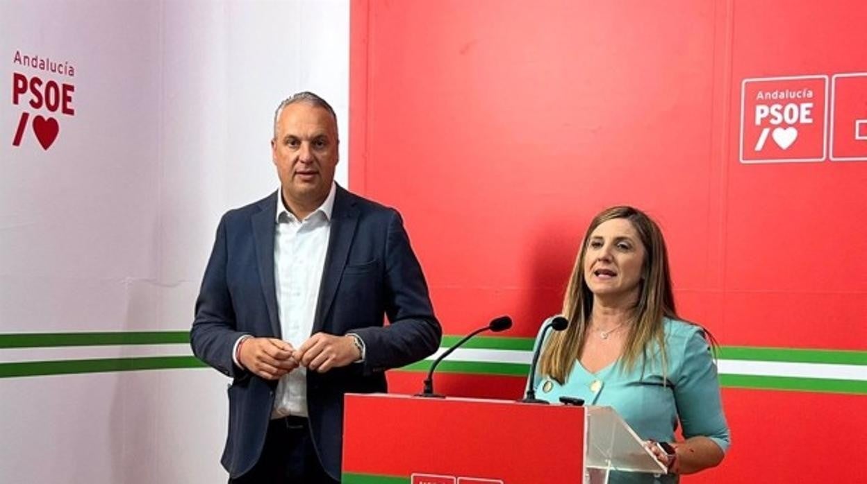 El secretario general del PSOE de Cádiz, Juan Carlos Ruiz Boix, junto a la cabeza de lista del PSOE gaditano al Parlamento de Andalucía, Irene García.