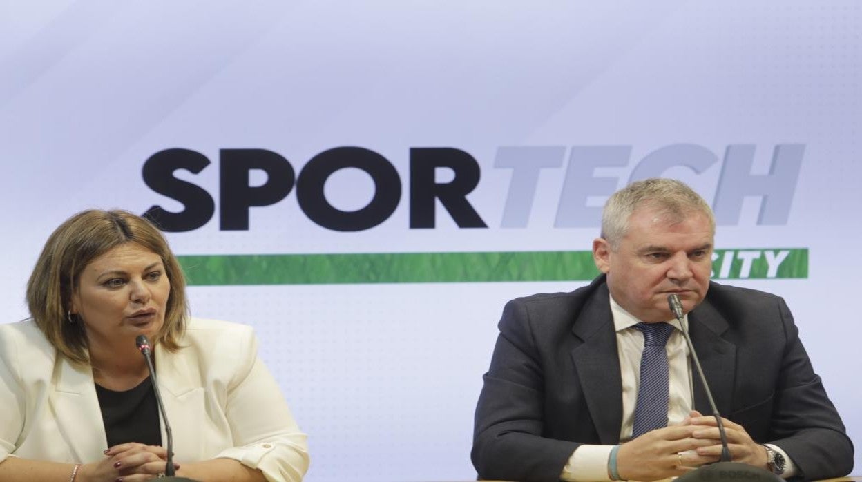 Elena Amaya, alcaldesa de Puerto Real, junto a Manuel Vizcaíno, presidente del Cádiz CF