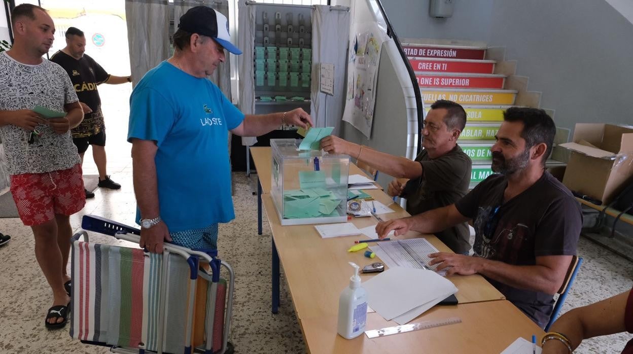 Los ciudadanos ejercen su derecho al voto.